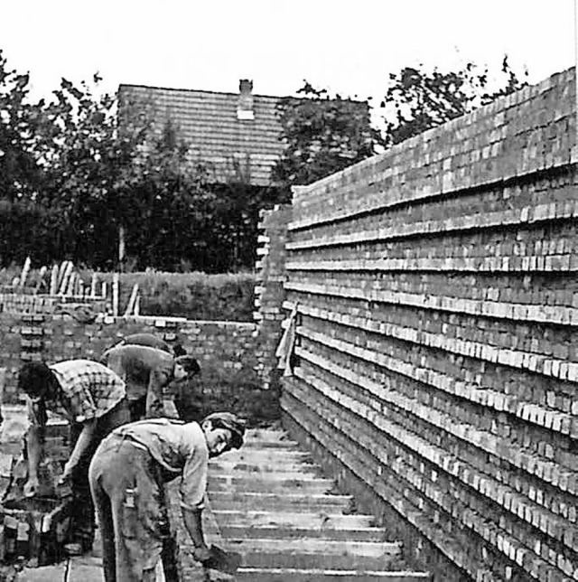 Ziegelei Geiser: Neubau der Trockenmauer 1958.   | Foto: Heimatbrief