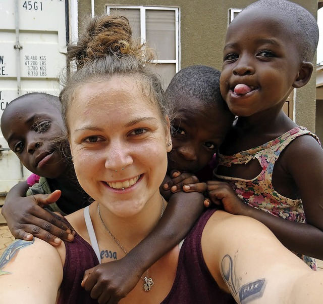 Patrizia Ebner mit Kindern aus dem Lebenshaus in Uganda  | Foto: Ebner