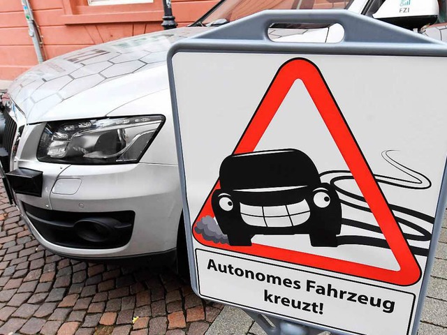 Sich selbst steuernde Autos erfordern neue Gesetze.  | Foto: dpa