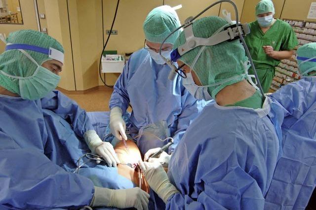 Ein Chirurg klrt ber Chancen und Risiken von Magenverkleinerungen auf