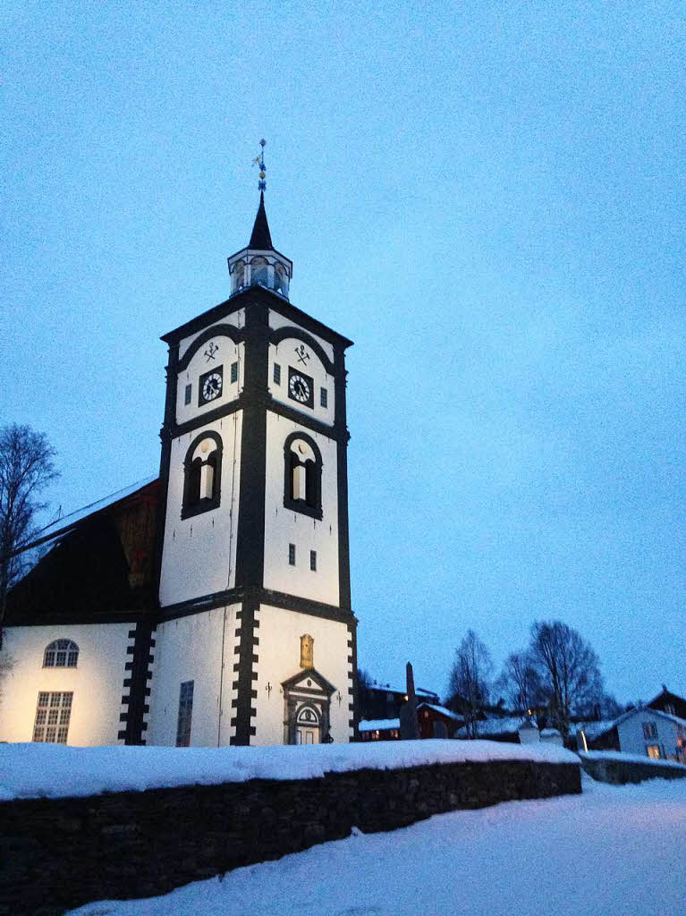 Stille Stunden: Die achteckige Kirche von 1784 im kleinen  Rros ist die drittgrte Kirche Norwegens 