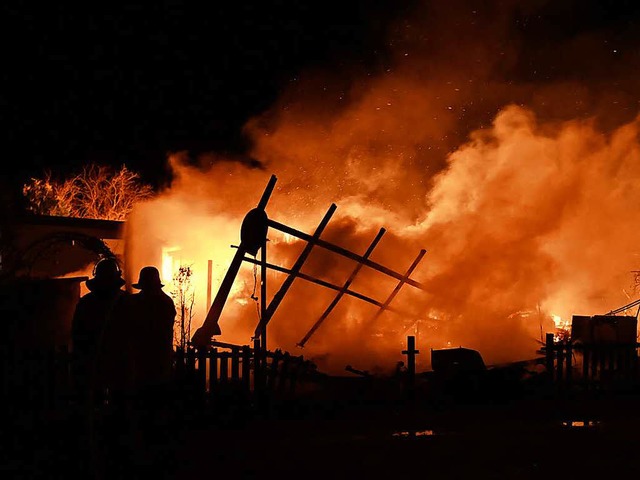 Brennende Wohnwagen auf dem Campingplatz in Schuttern  | Foto: Wolfgang Knstle