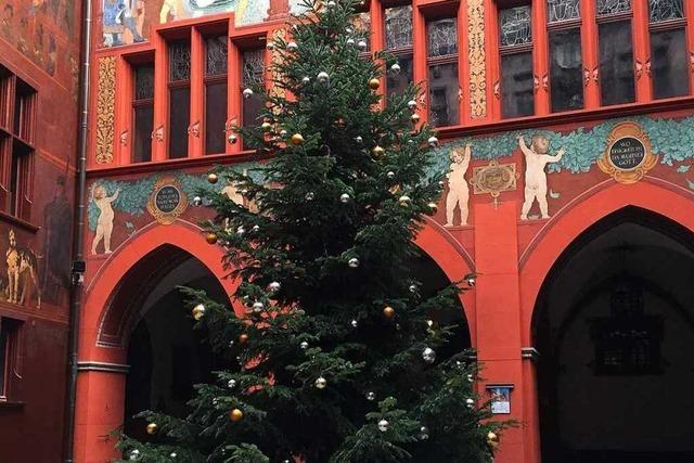 Der große Weihnachtsbaum im Basler Rathaus