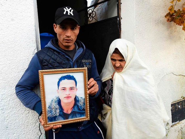 Walid Amri, der Bruder des 24-jhrigen...us der Familie in Oueslatia, Tunesien.  | Foto: AFP