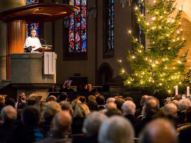 Frank Otfried July, Landesbischof der ...Stiftskirche in Stuttgart die Predigt.  | Foto: dpa