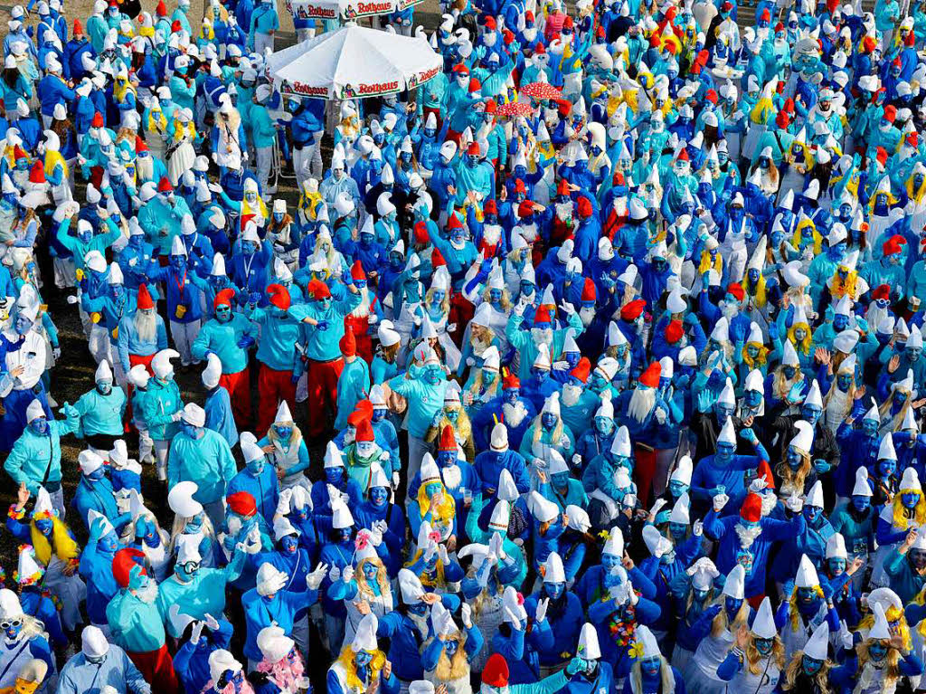 Am 6. Februar treffen sich in Tiengen am Hochrhein 2149 Menschen, die als Schlmpfe verkleidet sind. Um den Weltrekord zu brechen, htten 2510 Schlmpfe kommen mssen. Dem Vergngen tat dies keinen Abbruch.