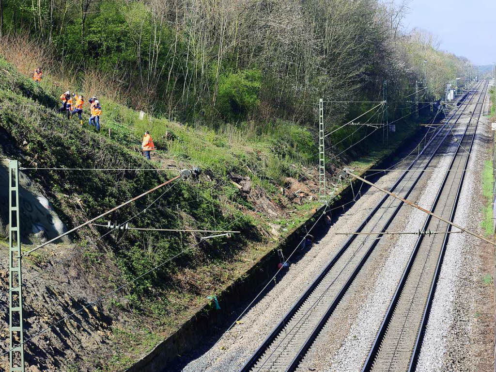 Am 19. April legt ein Hangrutsch bei Freiburg-St. Georgen die Rheintalbahn lahm. Die Strecke kann eine Woche lang nur noch eingleisig befahren werden.