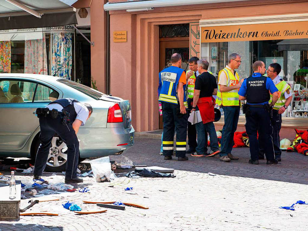 Ein 84 Jahre alter Mann rast am 7. Mai in der Fugngerzone von Bad Sckingen  mit seinem Auto in eine Menschenmenge vor einem Caf. Zwei Menschen sterben, neun Personen werden schwer verletzt. Der Fahrer wird wegen fahrlssiger Ttung angeklagt.