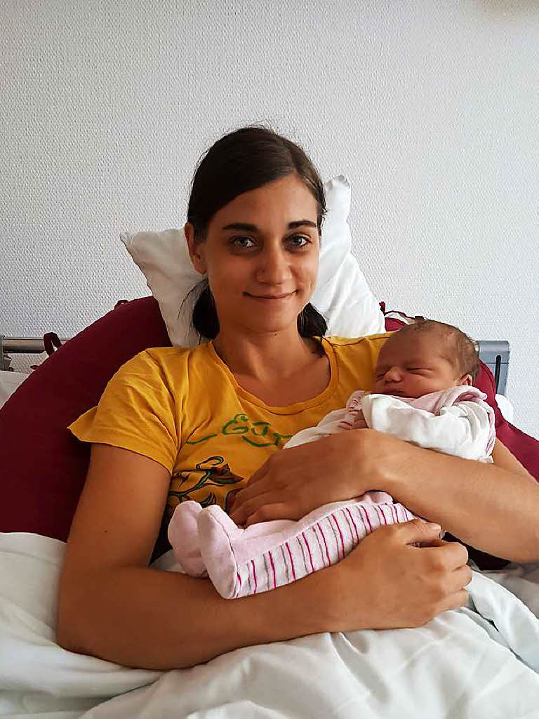 Das ist Martina Willmann mit ihrer Tochter Amelie. Das Baby kam am 2. September auf dem Gelnde der Freiburger Verkehrs-AG zur Welt. Die 31-Jhrige war unterwegs zur Entbindung, schaffte es aber nicht mehr bis zur Klinik. Als Geburtshelfer fungierten der Schwiegervater sowie VAG-Mitarbeiter. Alles ging gut.