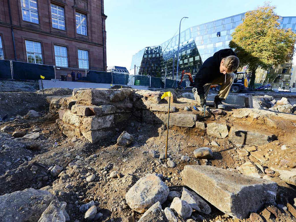 Am 4. Oktober finden Bauarbeiter Fundamentsteine der alten Freiburger Synagoge. Es folgt eine emotionale Debatte darber, was mit ihnen geschehen soll. Schlielich werden drei Reihen geborgen. Die Mauerreste werden mit Geotextil abgedeckt und zugeschttet.