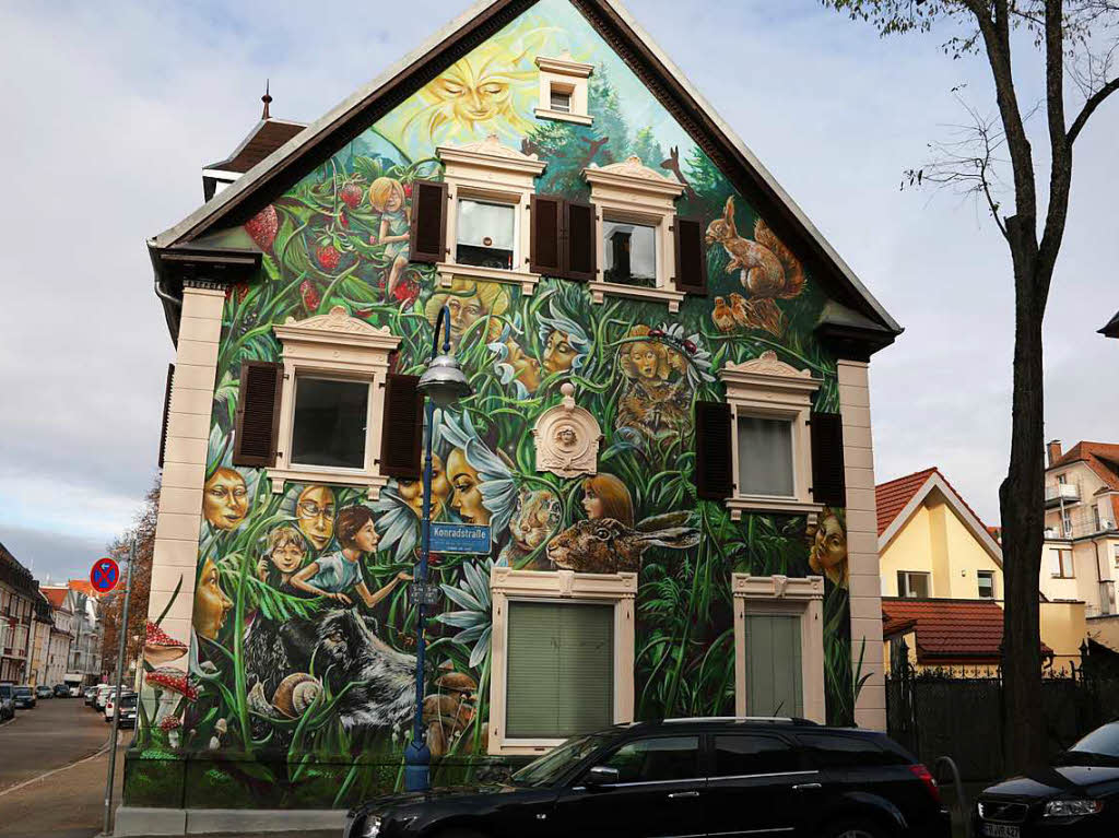 Zum Schluss sei noch das Graffiti-Haus in der Freiburger Wiehre erwhnt: Nachdem es lange danach aussah, als msste das Werk von Knstler Tom Brane aus Denkmalschtzen entfernt werden, entschied die Stadtverwaltung im Oktober: das Haus ist doch kein Denkmal. Brane darf weitersprhen.