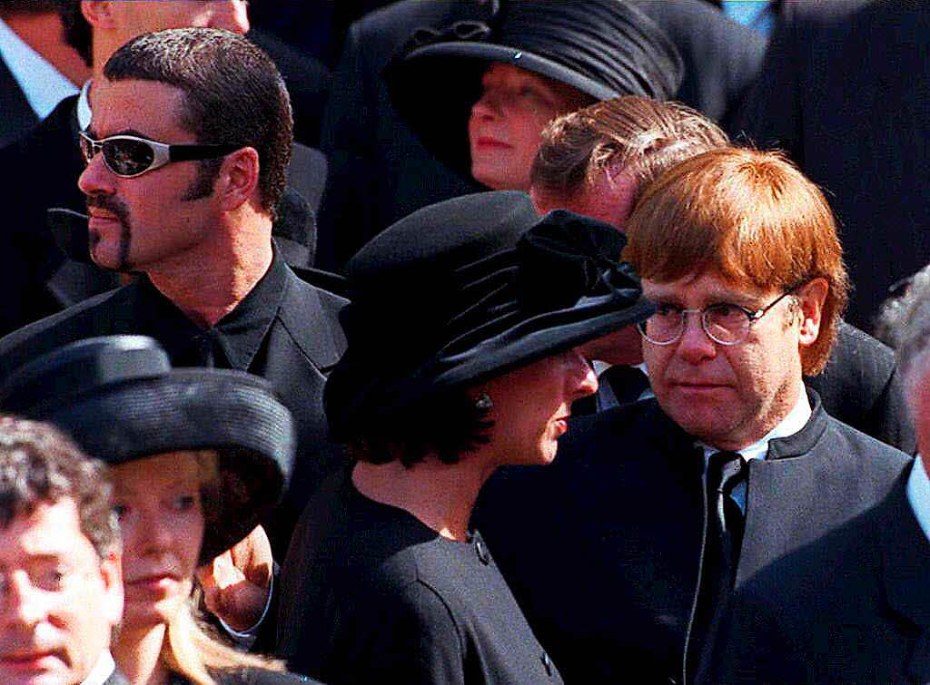 George Michael nimmt am 6. September 1997 an der Beerdigung von Prinzessin Diana teil. Vorne rechts: Elton John.