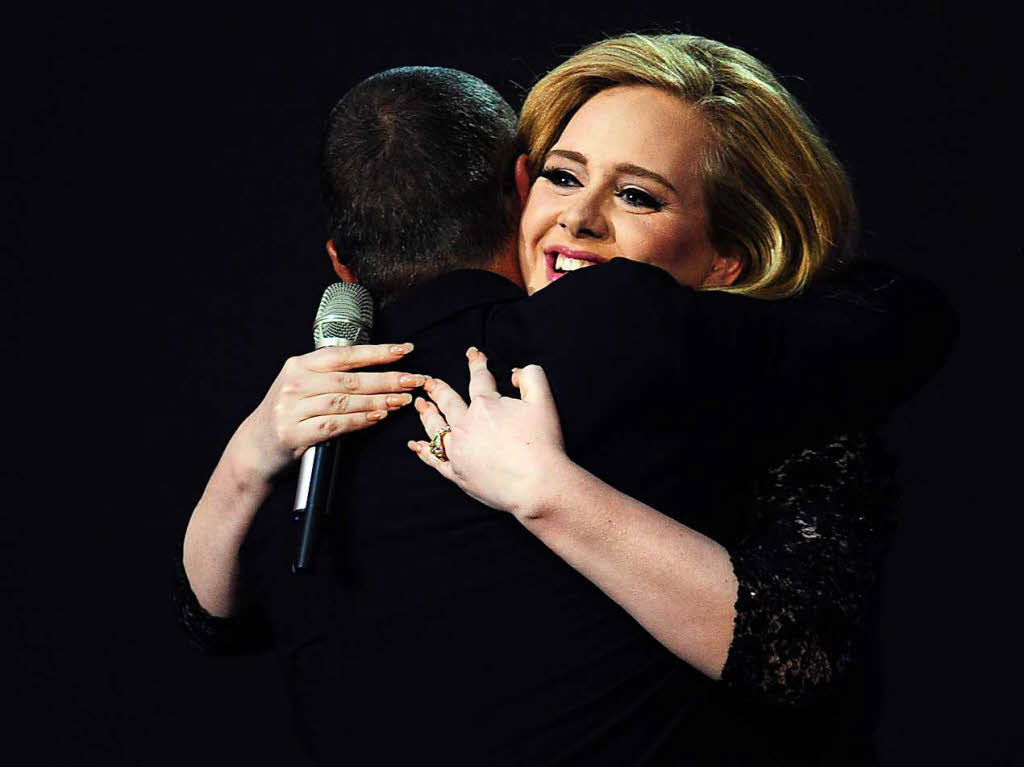 Die britische Sngerin Adele umarmt George Michael bei einer Preisverleihung in London in 2012.