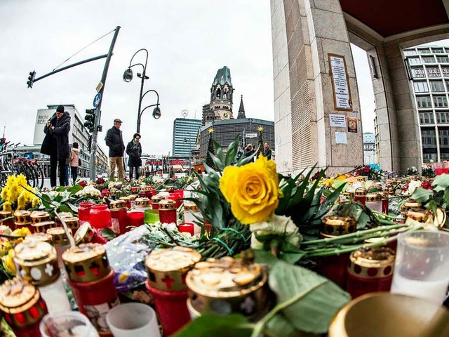 Blumen und Kerzen am Breitscheidplatz  | Foto: dpa