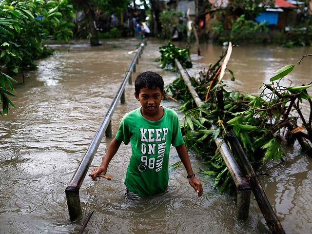 Der Taifun Nock-ten wtet auf den Philippinen  | Foto: dpa