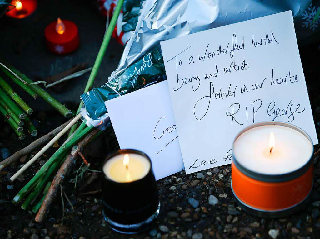 Fans pilgern zu dem Haus von Snger George Michael in London. Sie legen Blumen, Briefe und Kerzen nieder.