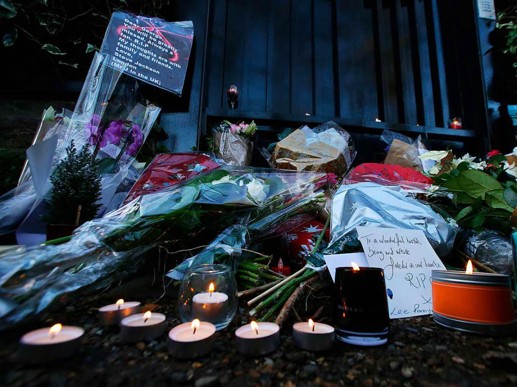 Fans pilgern zu dem Haus von Snger George Michael in London. Sie legen Blumen, Briefe und Kerzen nieder.