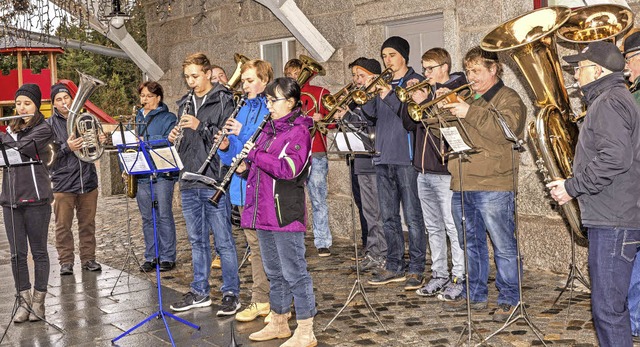 Die Trachtenkapelle Rothaus unter Leit...en Musikstcken auf die Festtage ein.   | Foto: Chris Seifried