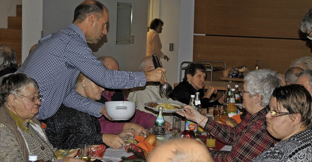 Gemeinsam statt einsam: Bei der Weihna...nde der Caritas gab es leckeres Essen.  | Foto: RalPh Fautz