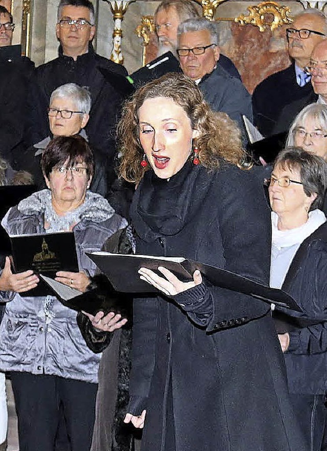 Solistin Sybille Hmmerle mit dem katholischen Kirchenchor   | Foto: Herbert Birkle