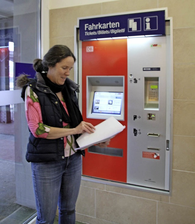 Elisabeth Blaurock sammelt Unterschrif...weil der Schalter geschlossen bleibt.   | Foto: Jakober