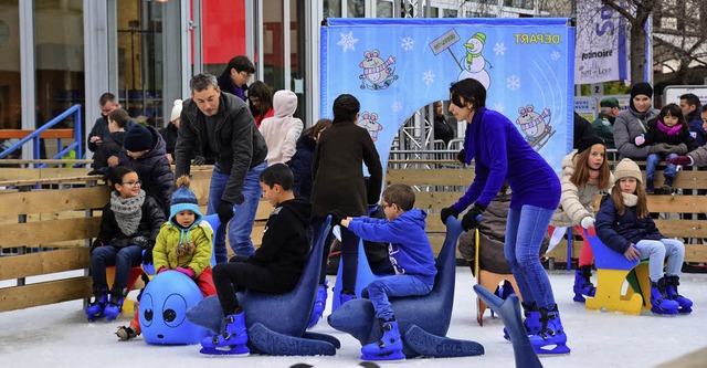 Die Eisbahn am Rathaus von Saint-Louis...uch am 24. ein Attraktion fr Kinder.   | Foto: Annette Mahro