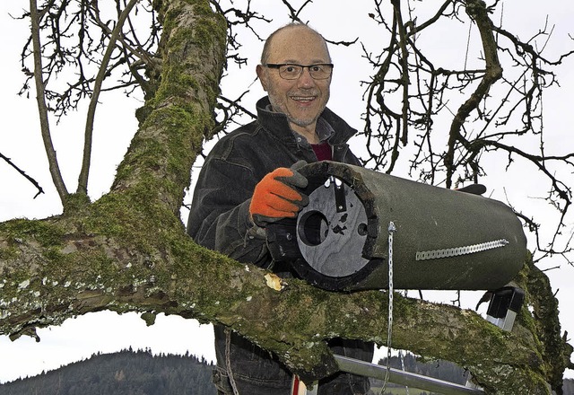Manfred Ehrler vom NABU Emmendingen au...m beim Anbringen der Steinkauzrhren.   | Foto: Daniel Fleig