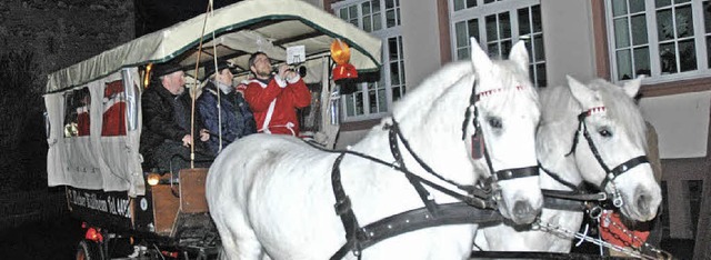 Bei seiner musikalischen Kutschfahrt e...ie Kutschfahrt begann am Rathausplatz.  | Foto: Regine Ounas-Krusel