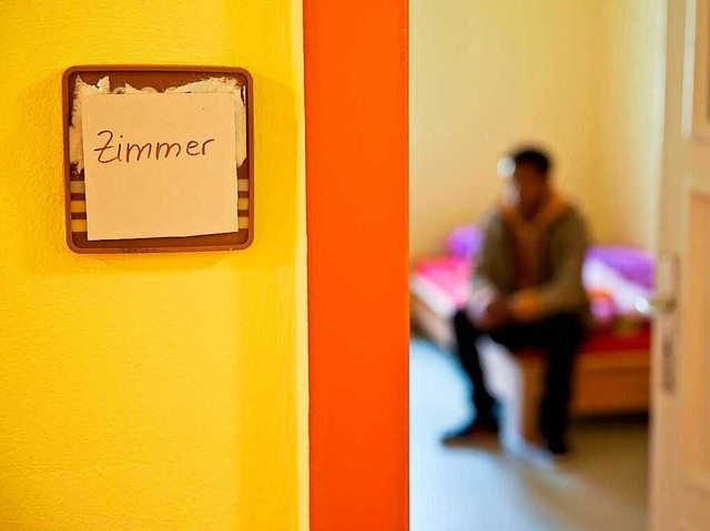 Viele  jugendliche Flchtlinge werden auch in Heimen untergebracht.  | Foto: Daniel Karmann/dpa