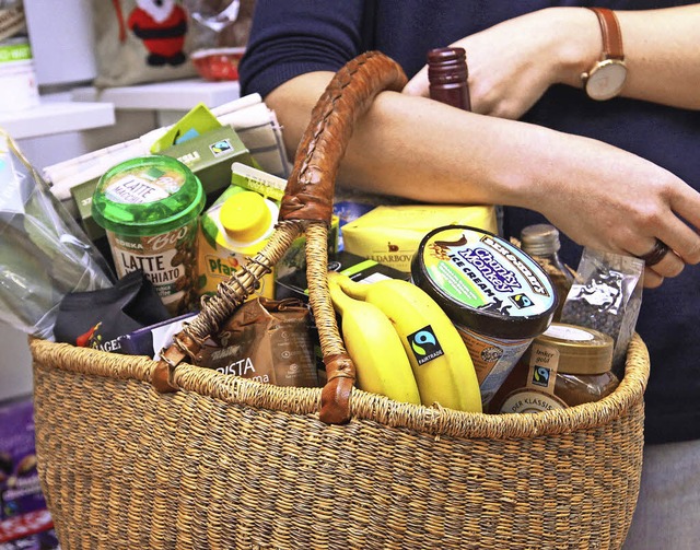 Fair gehandelte Produkte im Sortiment ...r setzt sich die Fairtrade-Stadt ein.   | Foto: dpa