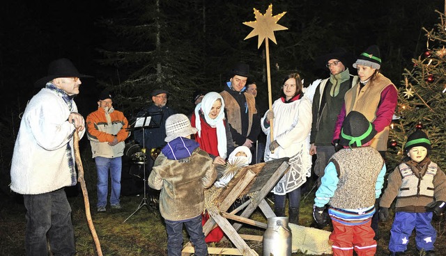 27. Waldweihnacht in Faulenfrst :  Der Stern aus Stroh freut das Christkind.   | Foto: Wolfgang Scheu