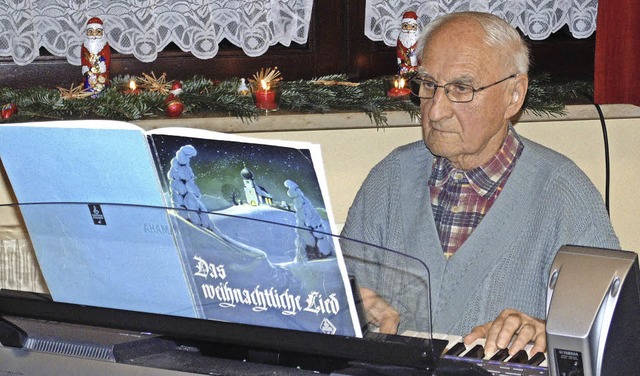 Harry Martin begleitete die Weihnachtsfeier am Keyboard.   | Foto: Gottstein