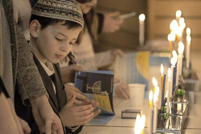 Jüdische Gläubige feiern Chanukka