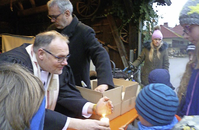 Pfarrer Tilgner verteilte das Friedenslicht.   | Foto: Rasenberger