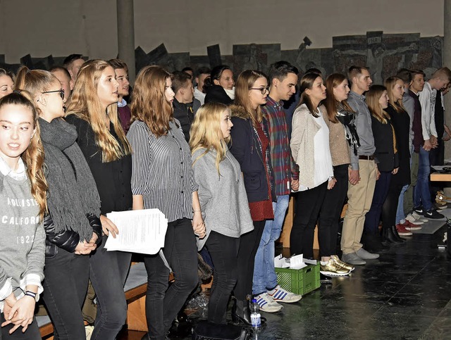 Viele junge Menschen feiern Heiligabend zusammen.   | Foto: Andrea Steinhart