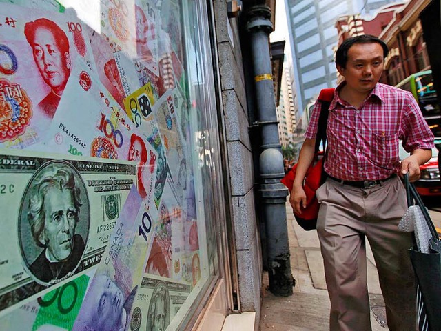 Die chinesische Whrung Renminbi und d...llar sind eng miteinander verflochten.  | Foto: dpa