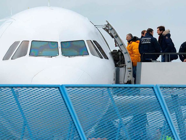 Abgelehnte Asylbewerber steigen in ein Flugzeug.  | Foto: dpa