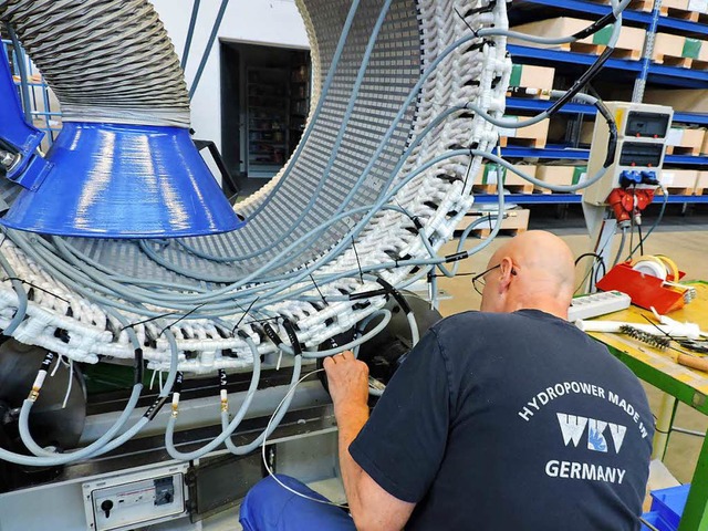 Ein Elektromaschinenbauer arbeitet hier an einem Stator fr einen Generator.  | Foto: Sylvia Sredniawa