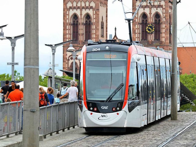 Ein Urbos unterwegs im Stadtgebiet  | Foto: Rita Eggstein