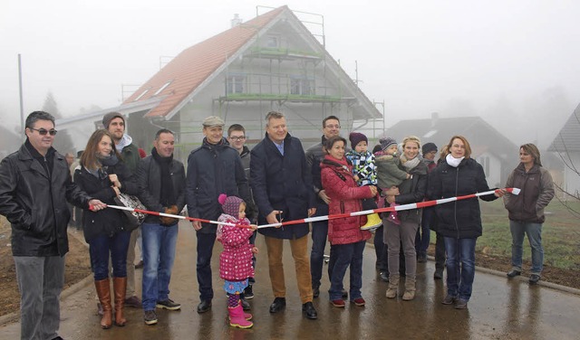 Die  offizielle  Freigabe  des  Neubau...s  Baugebiet  dabei  in Nebel  hllte.  | Foto: i. Grziwa