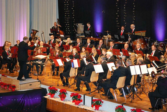 Ein groes Orchester, ein groes Konze...tmusik auf der Bhne der Boehle-Halle.  | Foto: Sylvia-Karina Jahn