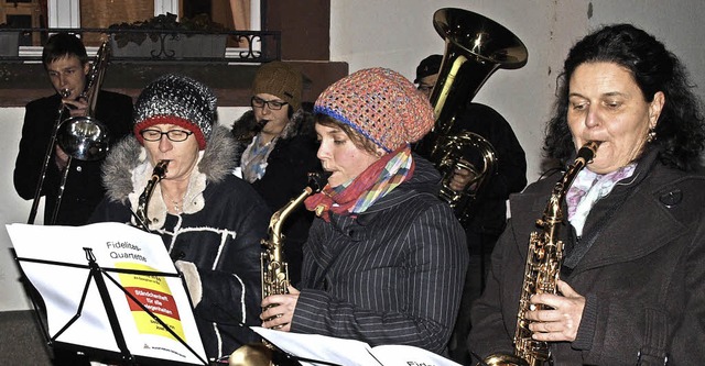 Mitglieder des Musikvereins Brombach b... Weihnachtsmusizieren vor dem Rathaus   | Foto: SCHLEER
