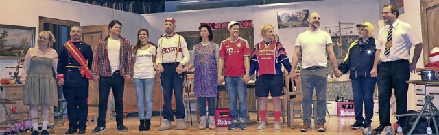 Die Laienschauspielergruppe des FC Bir...Morr, Annette Blatter und Roman Zenz.   | Foto: Schwarz