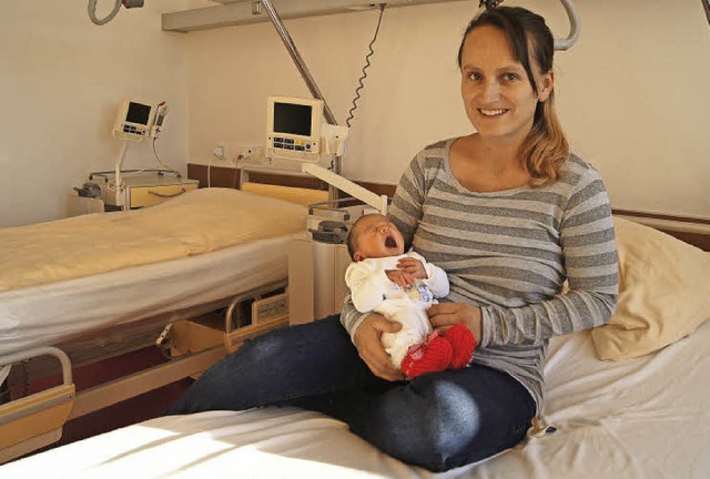 Stolze Mutter und mdes Baby: Sofija S... im Waldshuter Spital in diesem Jahr.   | Foto: Dana Coordes