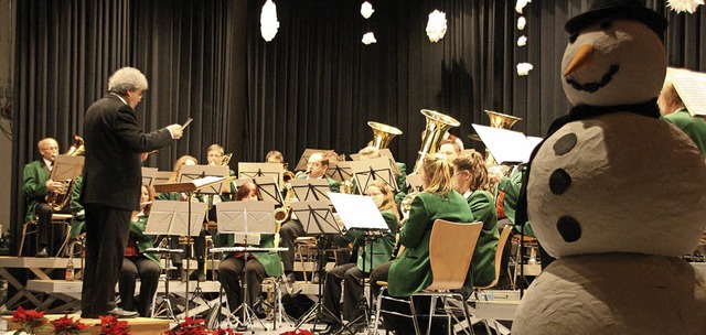 Dirigent Josef Heckle prsentierte mit...abwechslungsreiches Weihnachtskonzert.  | Foto: Hans Jrgen Kugler