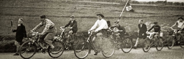 Heinz-Dieter Joos (erstes Fahrrad link...a von der Friedenslicht-Stafette 1951.  | Foto: Repros: Andrea Steinhart