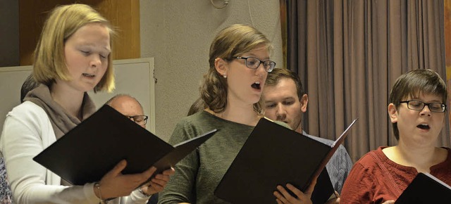 Monika Steiert, Sabine Mlder und Annette Schlegel sangen beim Kirchenchor mit.  | Foto: Jonas Hirt
