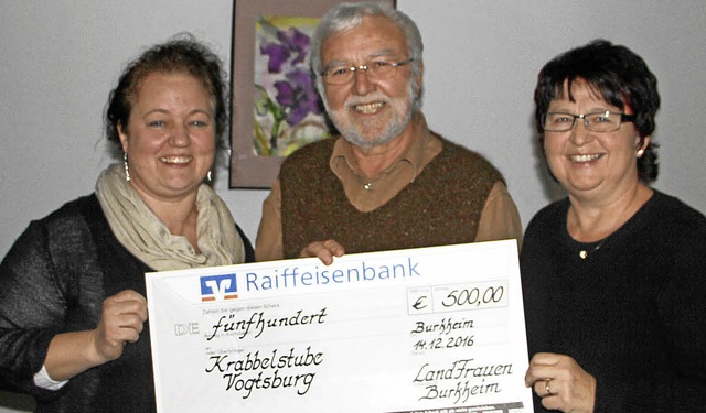 Carmen Dattler (links) und Beate Sazep...ube, Franz Wintermantel, einen Scheck.  | Foto: Herbert Trogus