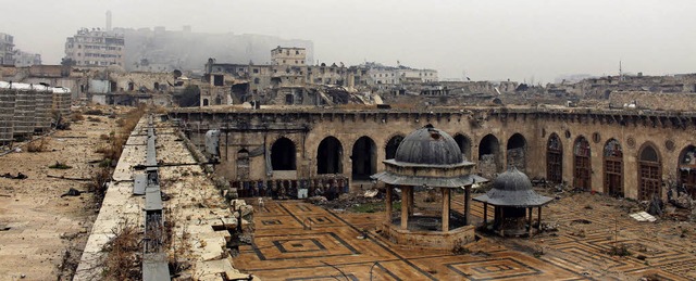 Ein Blick in die zerstrte Umayyaden-Moschee in Aleppo   | Foto: dpa