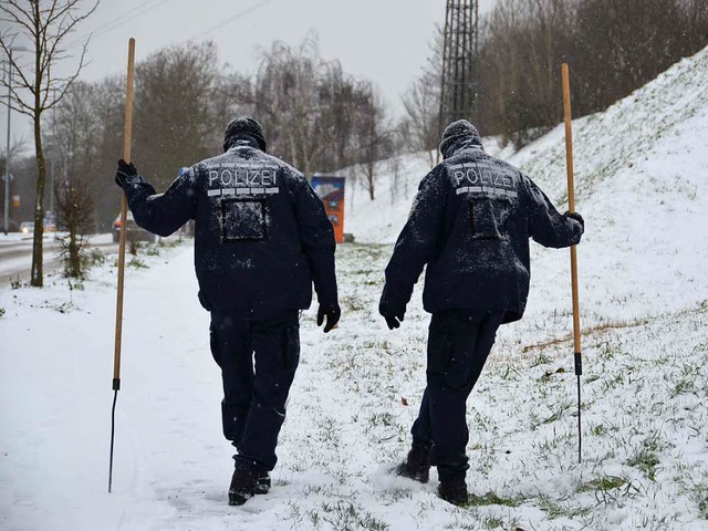 Im Dezember 2014 suchen Polizisten auf...elnde rund um den Tatort nach Spuren.  | Foto: Archivbild: Julia Jacob